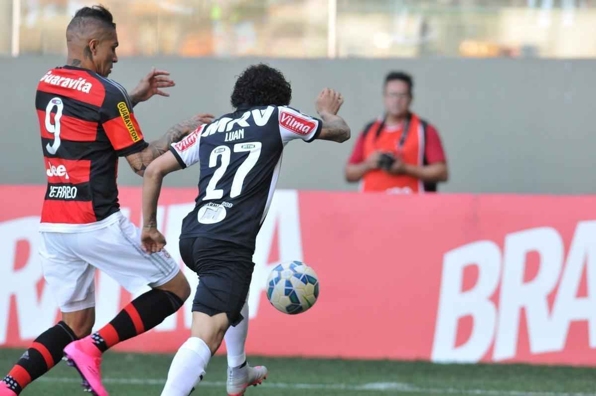 Lances do primeiro tempo do jogo entre Atltico e Flamengo no Independncia