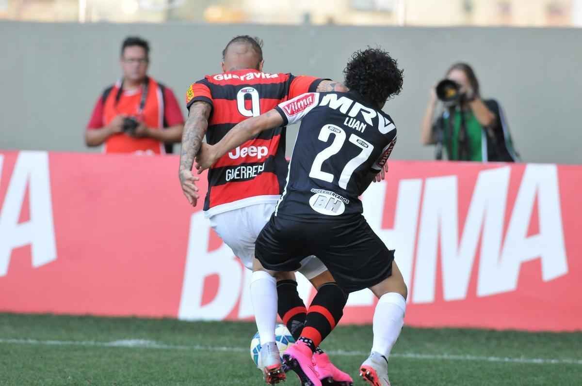 Lances do primeiro tempo do jogo entre Atltico e Flamengo no Independncia