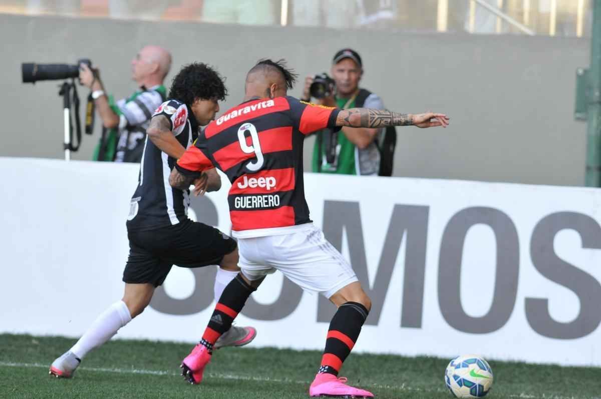 Lances do primeiro tempo do jogo entre Atltico e Flamengo no Independncia