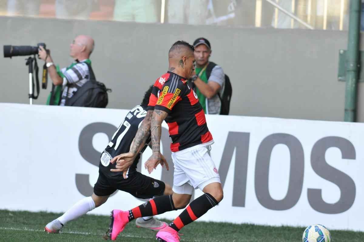Lances do primeiro tempo do jogo entre Atltico e Flamengo no Independncia