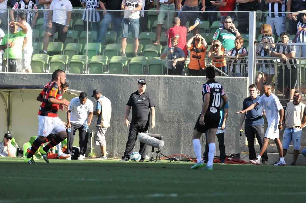 Lances do primeiro tempo do jogo entre Atltico e Flamengo no Independncia