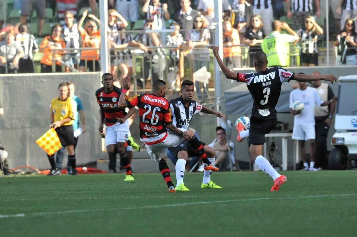Lances do primeiro tempo do jogo entre Atltico e Flamengo no Independncia