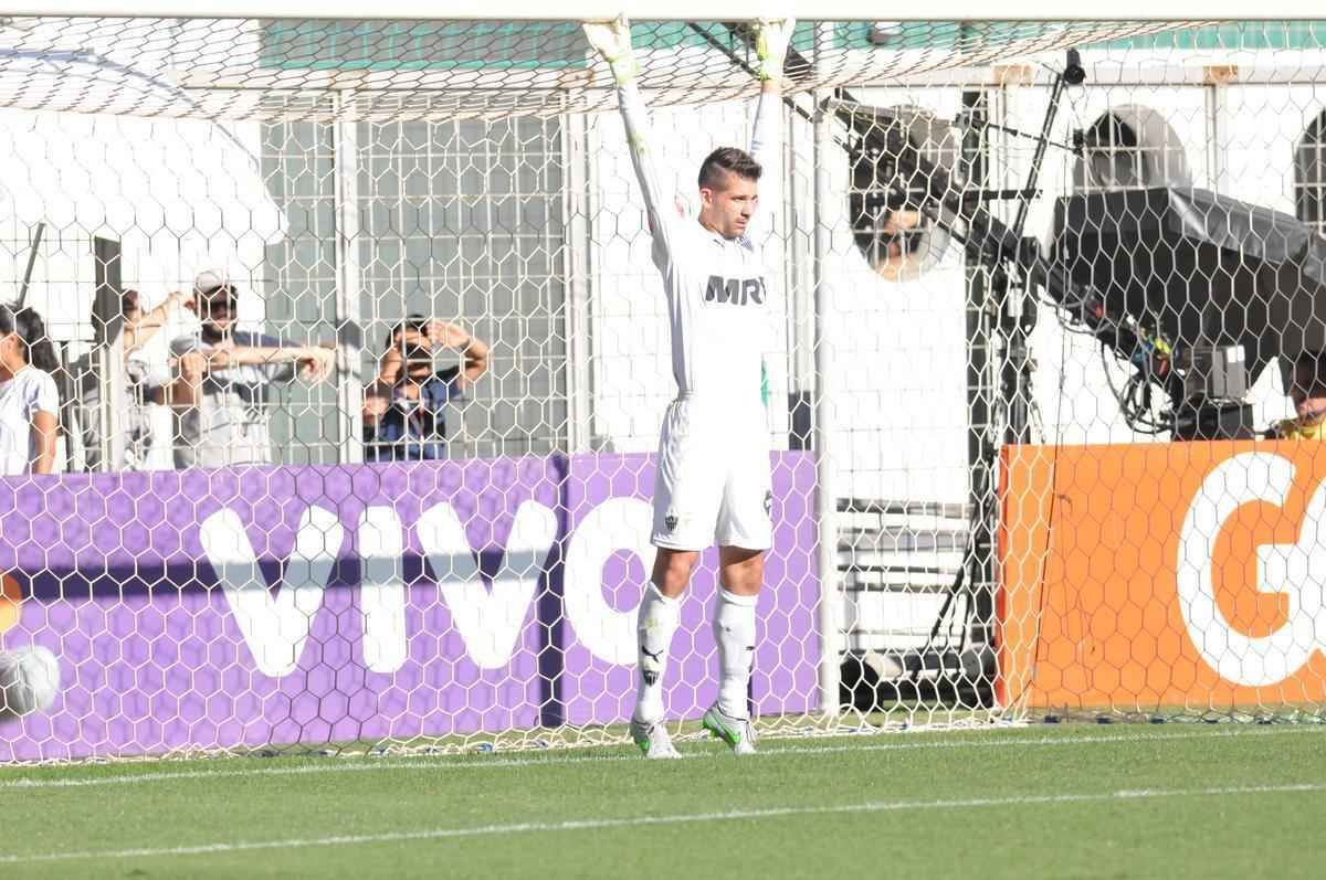 Victor defende pnalti de Alan Patrick logo no comeo da partida no Independncia