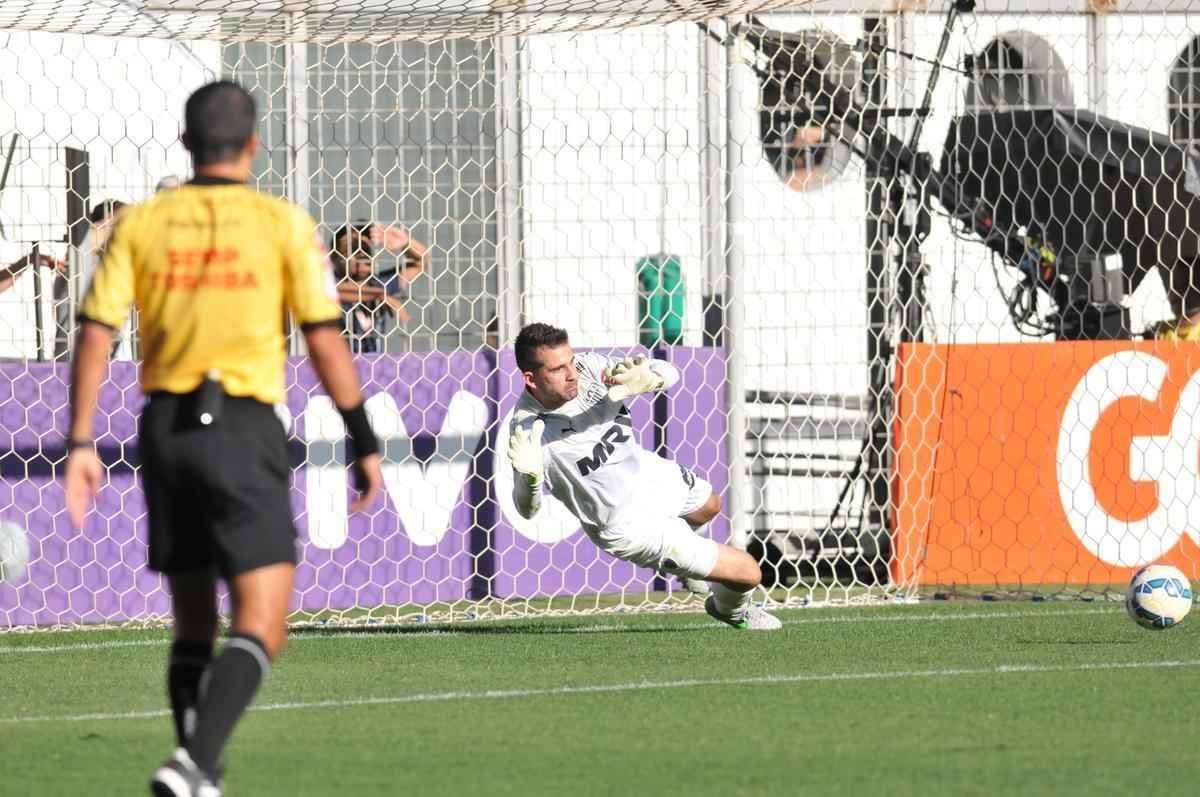 Victor defende pnalti de Alan Patrick logo no comeo da partida no Independncia