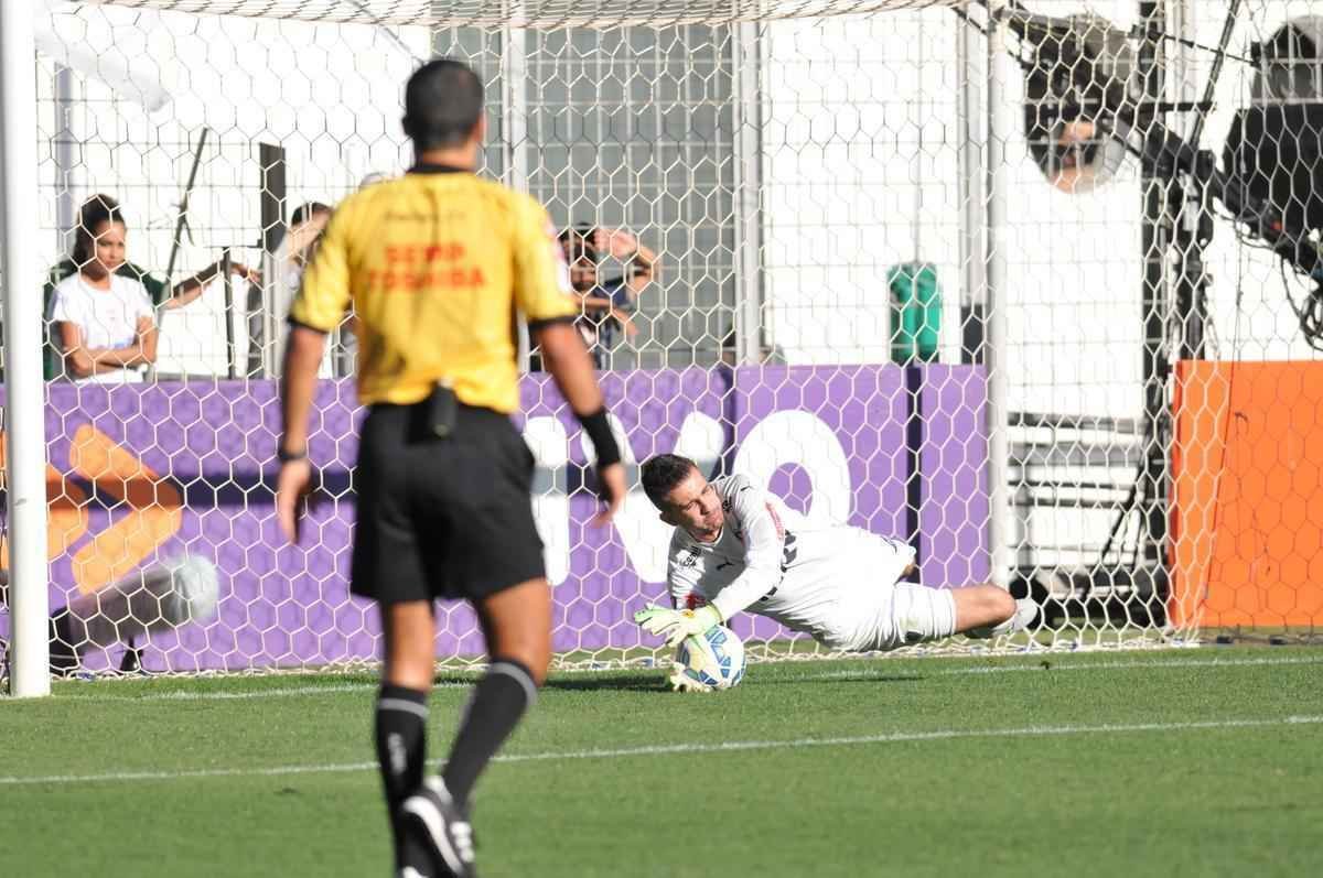 Victor defende pnalti de Alan Patrick logo no comeo da partida no Independncia