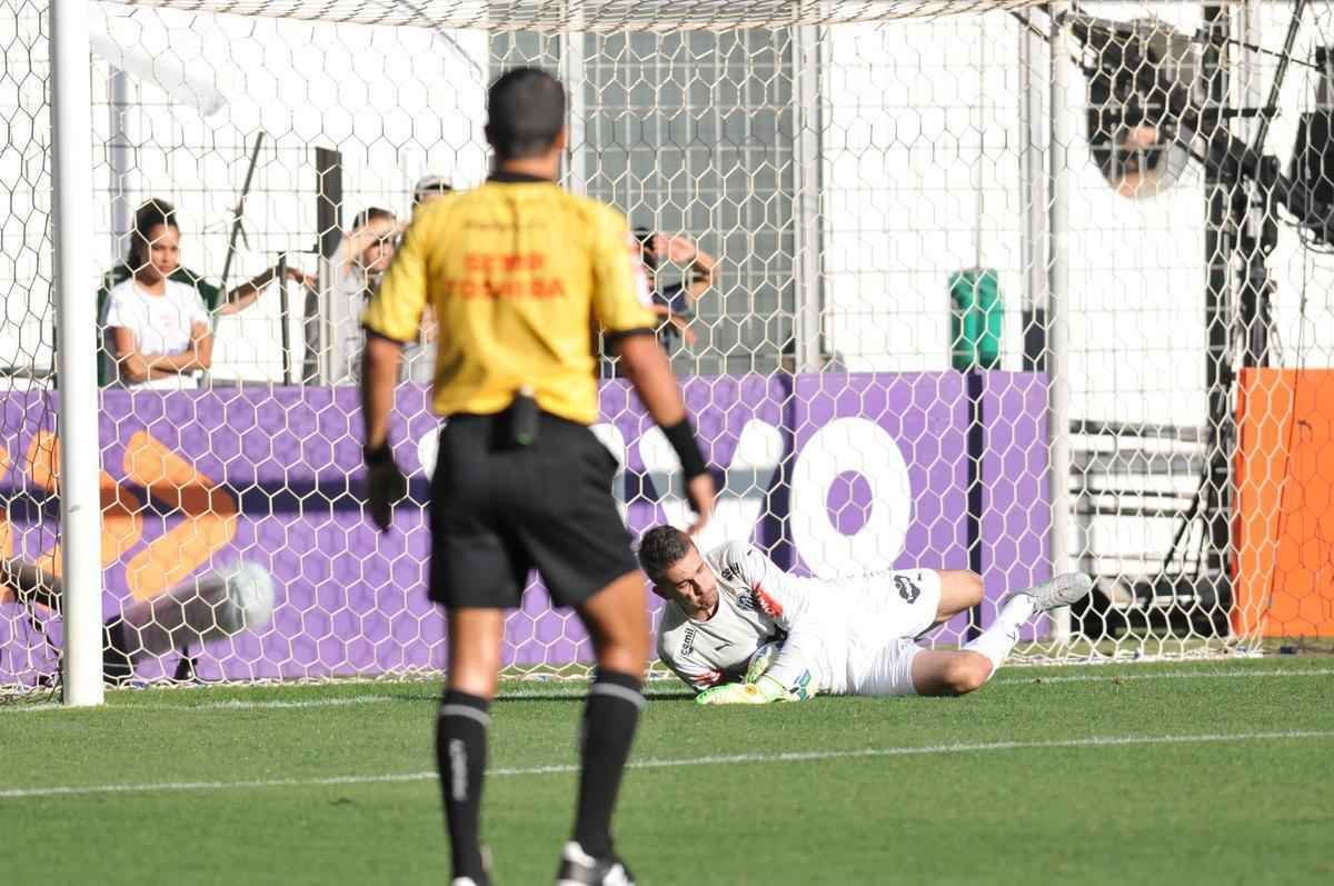 Victor defende pnalti de Alan Patrick logo no comeo da partida no Independncia