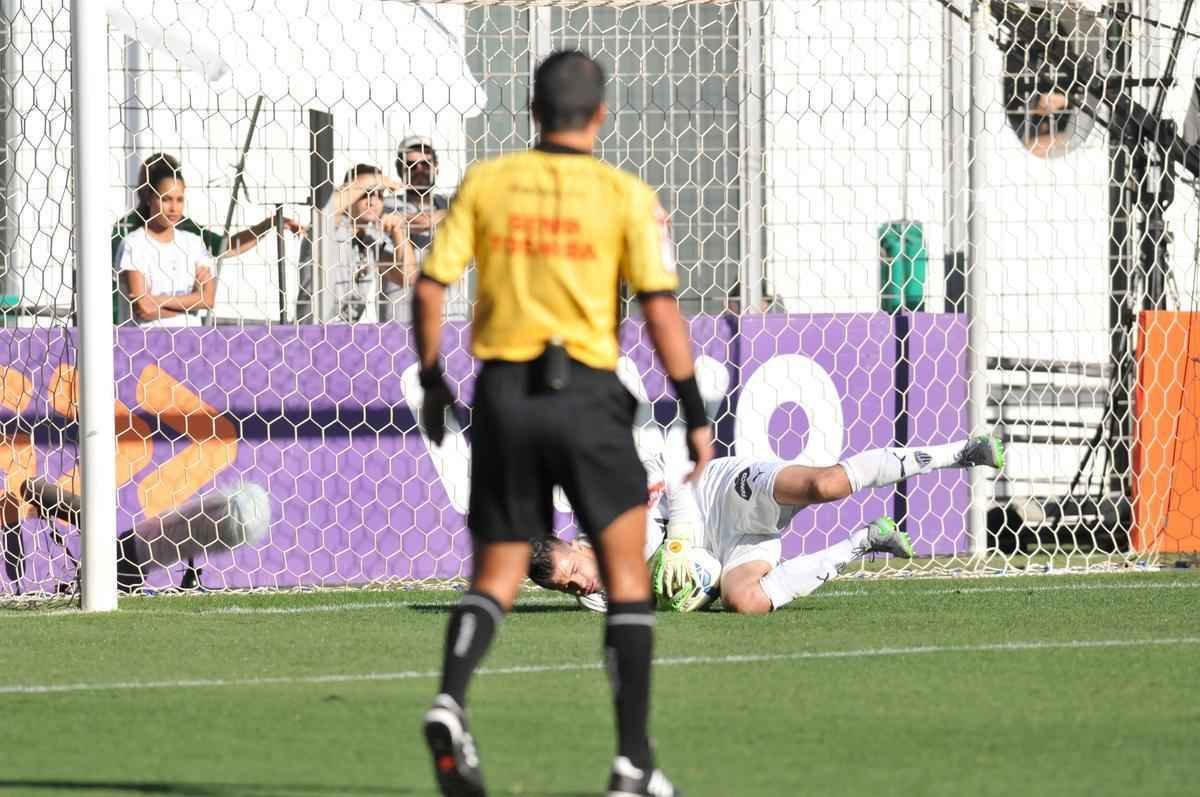 Victor defende pnalti de Alan Patrick logo no comeo da partida no Independncia