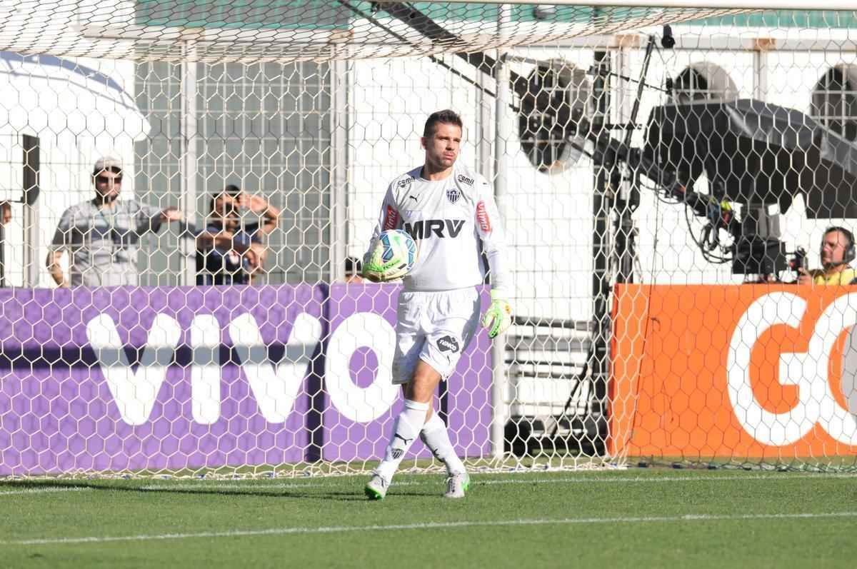 Victor defende pnalti de Alan Patrick logo no comeo da partida no Independncia