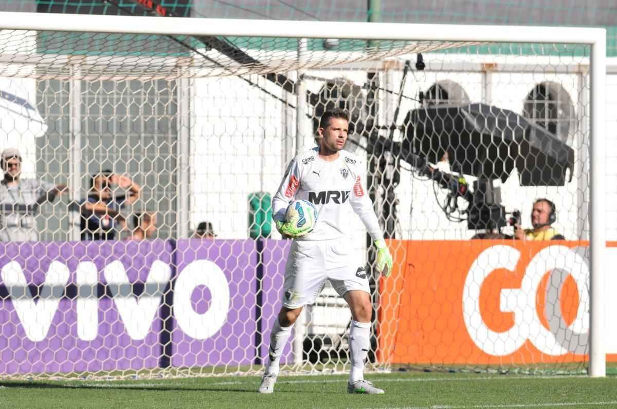 Victor defende pnalti de Alan Patrick logo no comeo da partida no Independncia