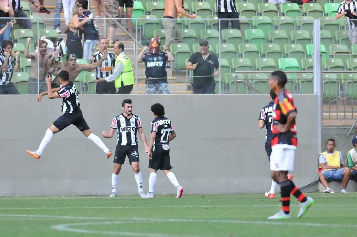 Atleticanos comemoram primeiro gol sobre o Flamengo, marcado contra pelo zagueiro Marcelo