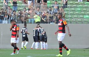 Atleticanos comemoram primeiro gol sobre o Flamengo, marcado contra pelo zagueiro Marcelo