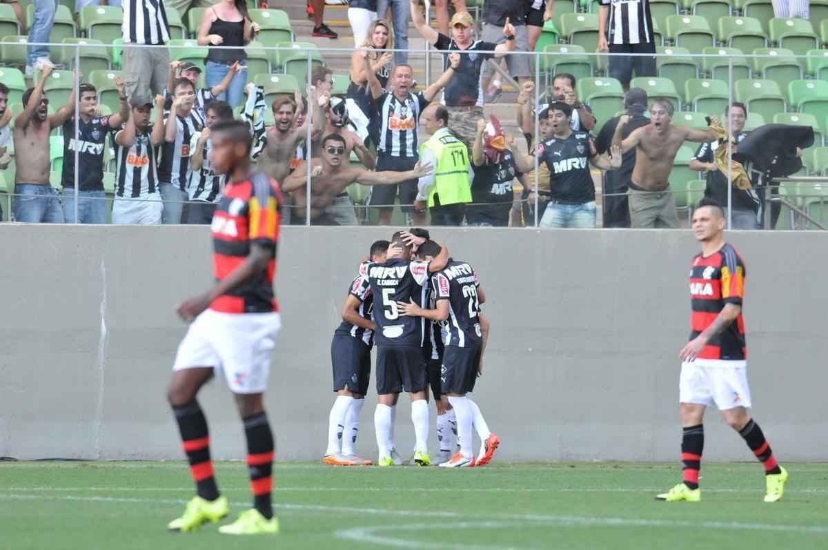 Atleticanos comemoram primeiro gol sobre o Flamengo, marcado contra pelo zagueiro Marcelo