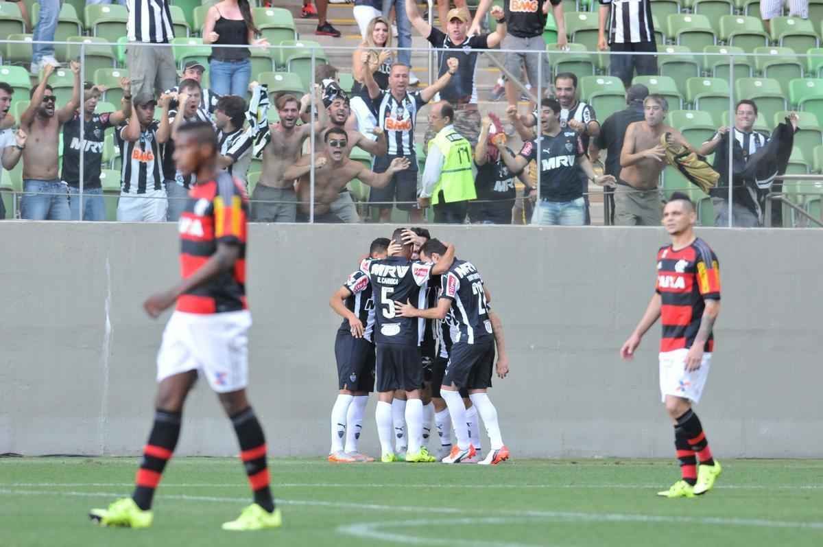 Atleticanos comemoram primeiro gol sobre o Flamengo, marcado contra pelo zagueiro Marcelo