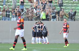 Atleticanos comemoram primeiro gol sobre o Flamengo, marcado contra pelo zagueiro Marcelo