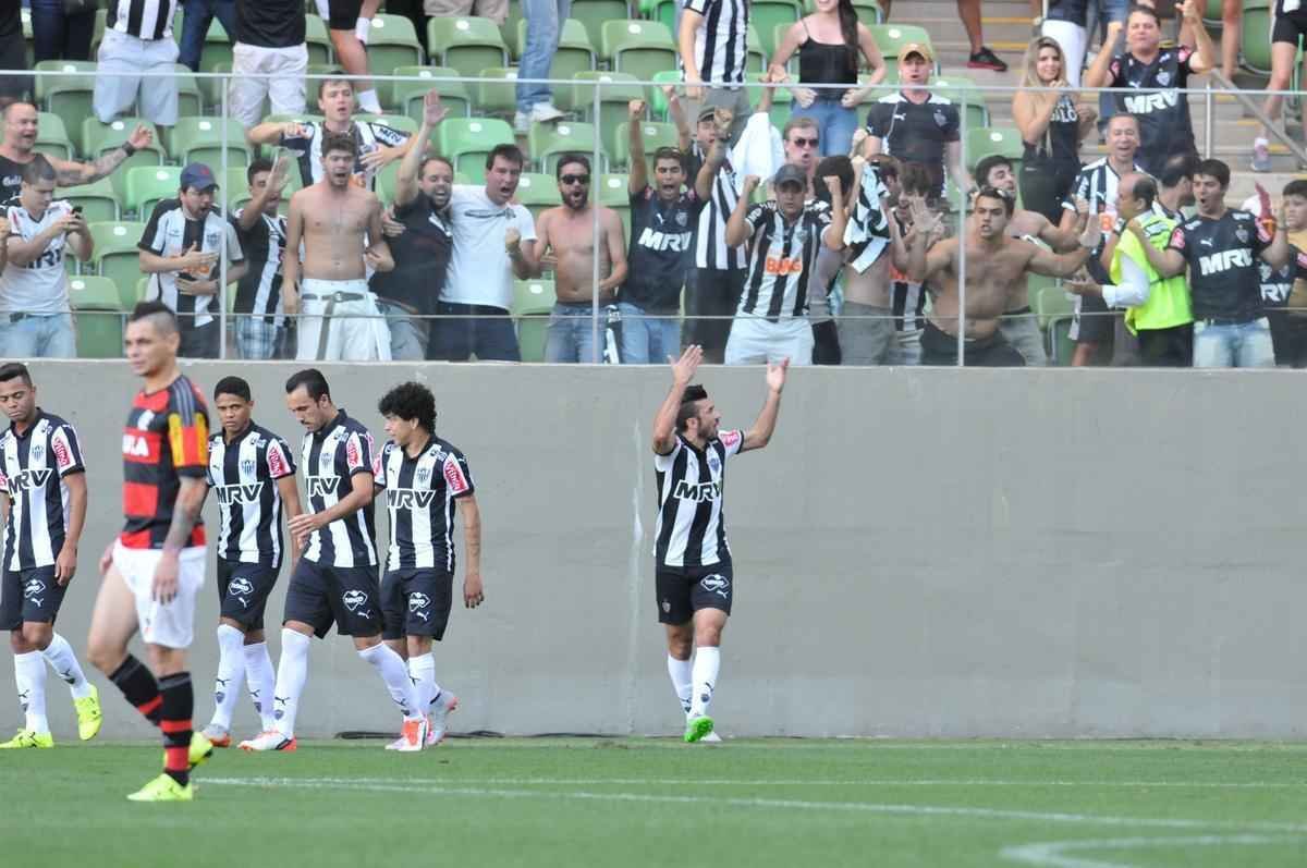 Atleticanos comemoram primeiro gol sobre o Flamengo, marcado contra pelo zagueiro Marcelo