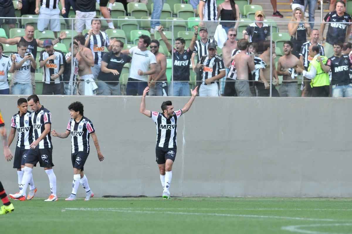 Atleticanos comemoram primeiro gol sobre o Flamengo, marcado contra pelo zagueiro Marcelo