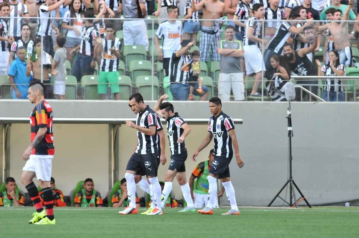 Atleticanos comemoram primeiro gol sobre o Flamengo, marcado contra pelo zagueiro Marcelo