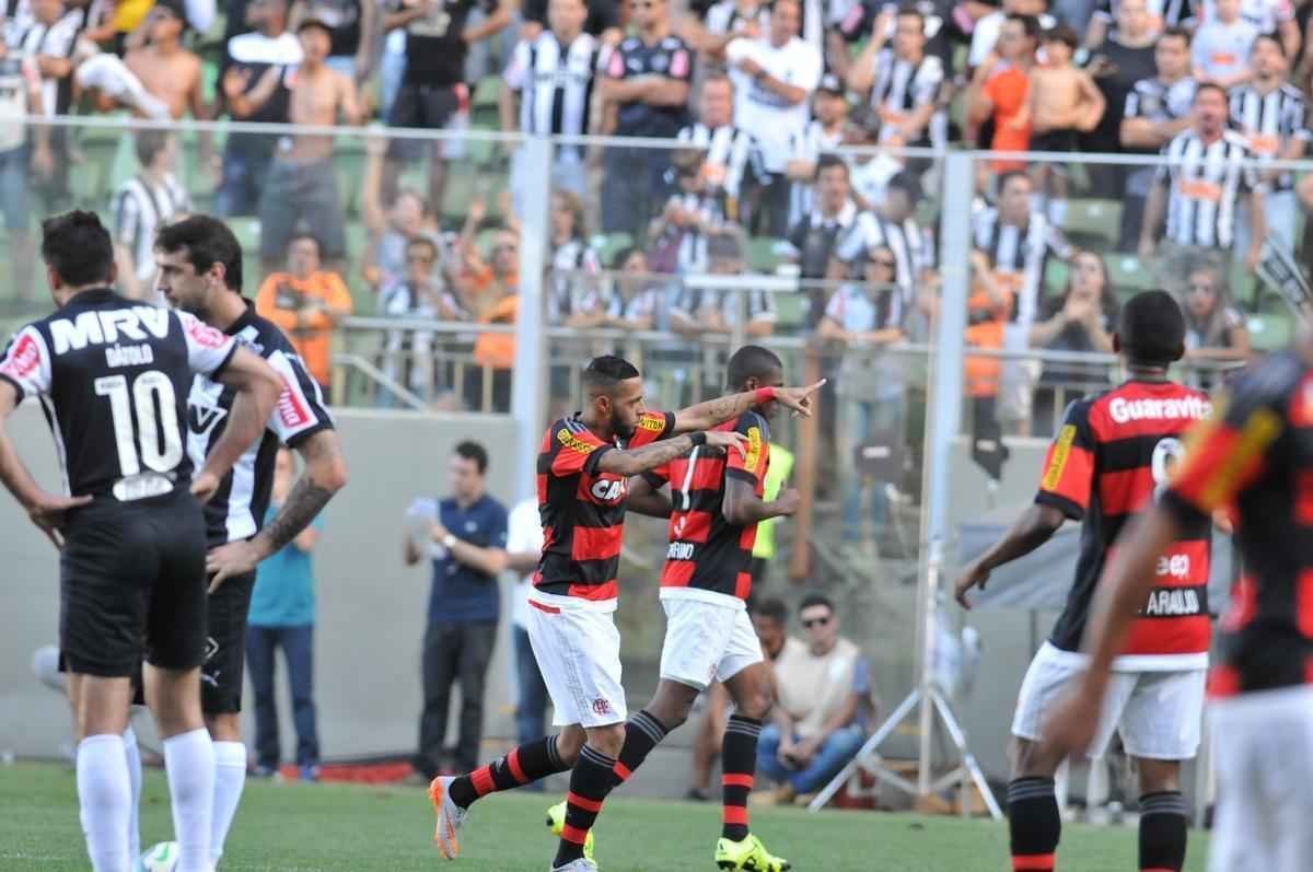 Paulinho comemora gol do Flamengo no Independncia