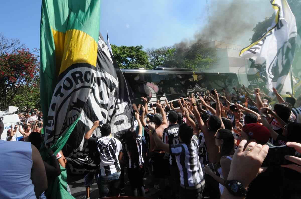 Antes da chegada do Atltico ao Independncia, na tarde deste domingo, a torcida alvinegra deu uma grande demonstrao de apoio ao time. O nibus passava pela Avenida Silviano Brando quando foi bloqueado pelos atleticanos que frequentavam os bares da regio. Durante alguns minutos, os jogadores ouviram gritos de guerra e certamente se motivaram mais para encarar o Flamengo. Coincidncia ou no, o time voltou a apresentar grande futebol no Brasileiro e goleou os cariocas por 4 a 1 no Horto.