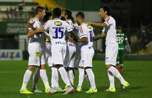 Cruzeirenses comemoram gol contra de Rafael Lima, da Chapecoense, para a Raposa