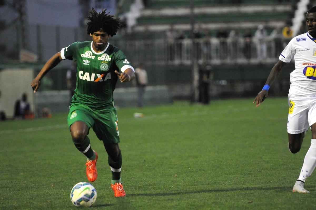 Cruzeiro venceu Chapecoense por 2 a 0 com gols de Fabiano e Rafael Lima