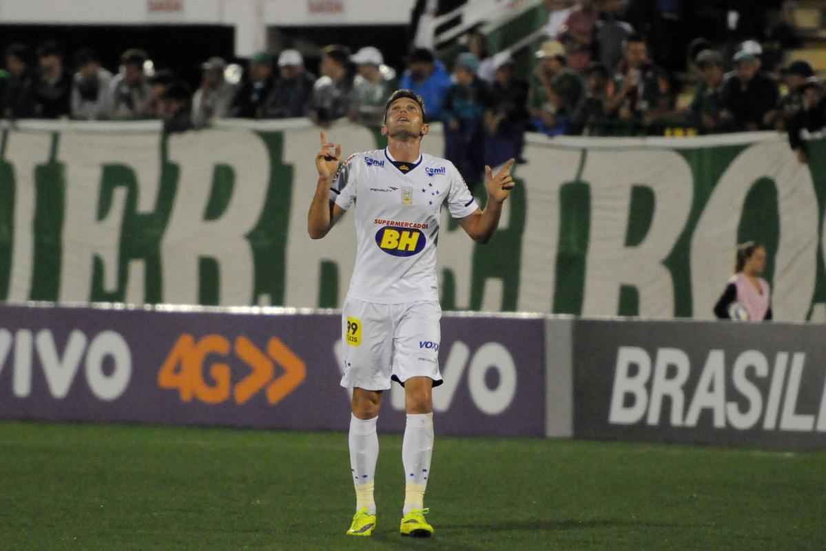 Lateral Fabiano abriu o placar em Chapec para o Cruzeiro