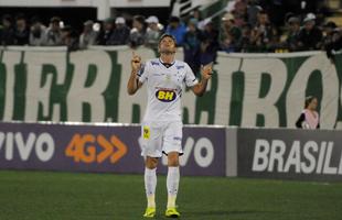 Lateral Fabiano abriu o placar em Chapec para o Cruzeiro