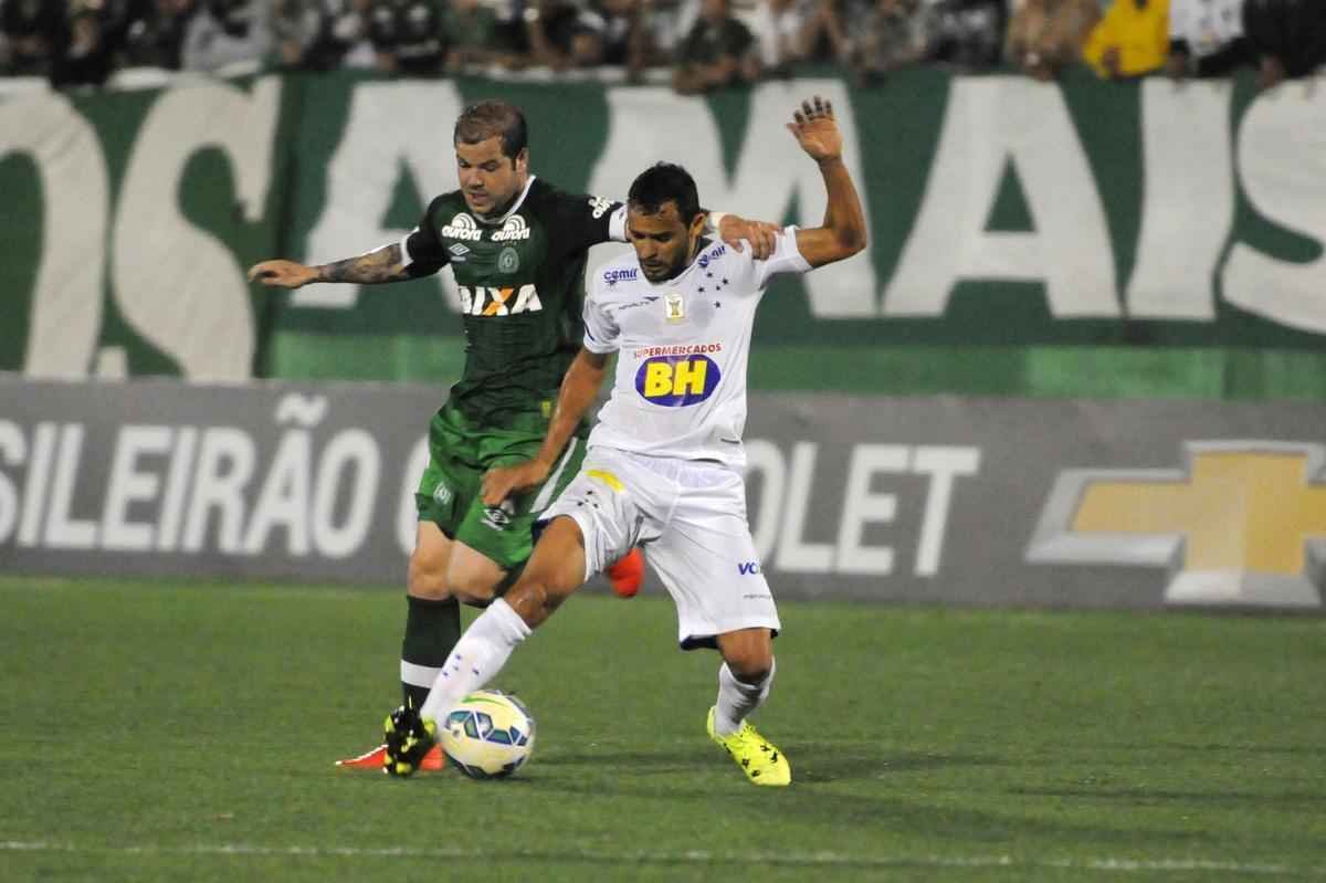 Cruzeiro venceu Chapecoense por 2 a 0 com gols de Fabiano e Rafael Lima
