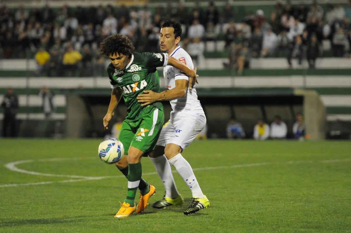 Cruzeiro venceu Chapecoense por 2 a 0 com gols de Fabiano e Rafael Lima