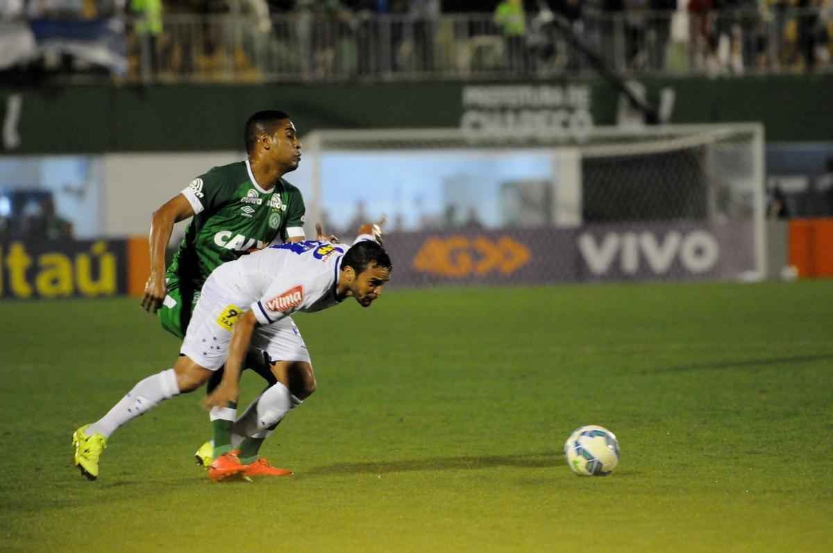 Cruzeiro venceu Chapecoense por 2 a 0 com gols de Fabiano e Rafael Lima