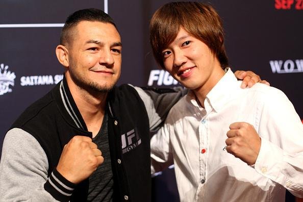 Imagens do Media Day do UFC em Tquio - Cub Swanson posa com f 