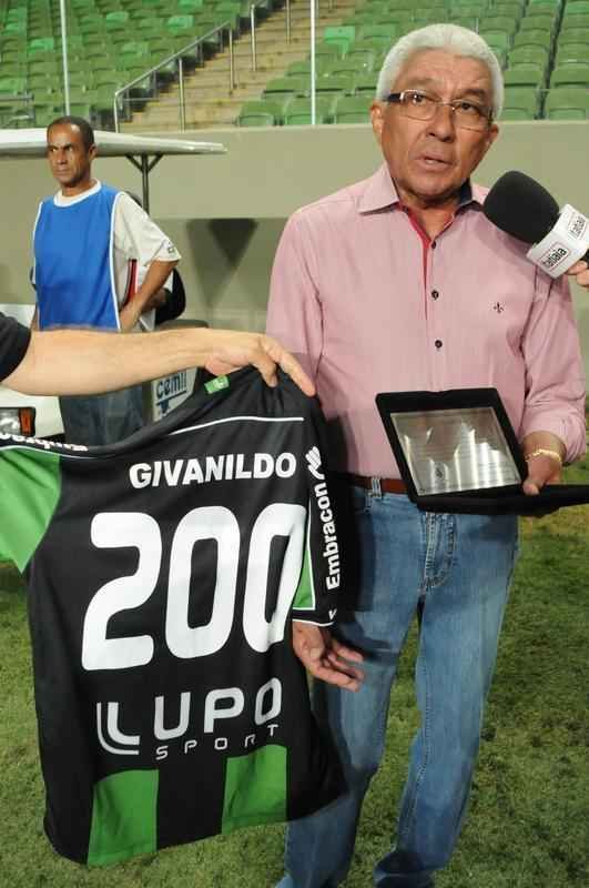 O tcnico Givanildo Oliveira foi homenageado pelo conselho de administrao do Amrica pelos 200 jogos no comando do clube. Antes da partida contra o Cricima, no Independncia, o presidente Euler de Almeida Arajo entregou ao treinador uma placa e uma camisa alusivas  marca histrica. O clube considera o empate por 1 a 1 com o Atltico-GO, pela 27 rodada da Srie B, como o 200 jogo do pernambucano. Na conta do Amrica no entra o duelo com o Villa Nova, pelo Campeonato Mineiro (empate sem gols), em que Givanildo apareceu na smula da Federao Mineira de Futebol, porm o auxiliar tcnico Cludio Prates orientou a equipe  beira de campo. Na ocasio, o tcnico se ausentou do Estdio Castor Cifuentes, em Nova Lima, por causa de problemas de sade da esposa (foto: Ramon Lisboa/EM/D.A Press)