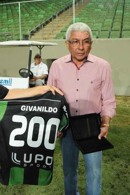 O tcnico Givanildo Oliveira foi homenageado pelo conselho de administrao do Amrica pelos 200 jogos no comando do clube. Antes da partida contra o Cricima, no Independncia, o presidente Euler de Almeida Arajo entregou ao treinador uma placa e uma camisa alusivas  marca histrica. O clube considera o empate por 1 a 1 com o Atltico-GO, pela 27 rodada da Srie B, como o 200 jogo do pernambucano. Na conta do Amrica no entra o duelo com o Villa Nova, pelo Campeonato Mineiro (empate sem gols), em que Givanildo apareceu na smula da Federao Mineira de Futebol, porm o auxiliar tcnico Cludio Prates orientou a equipe  beira de campo. Na ocasio, o tcnico se ausentou do Estdio Castor Cifuentes, em Nova Lima, por causa de problemas de sade da esposa (foto: Ramon Lisboa/EM/D.A Press)