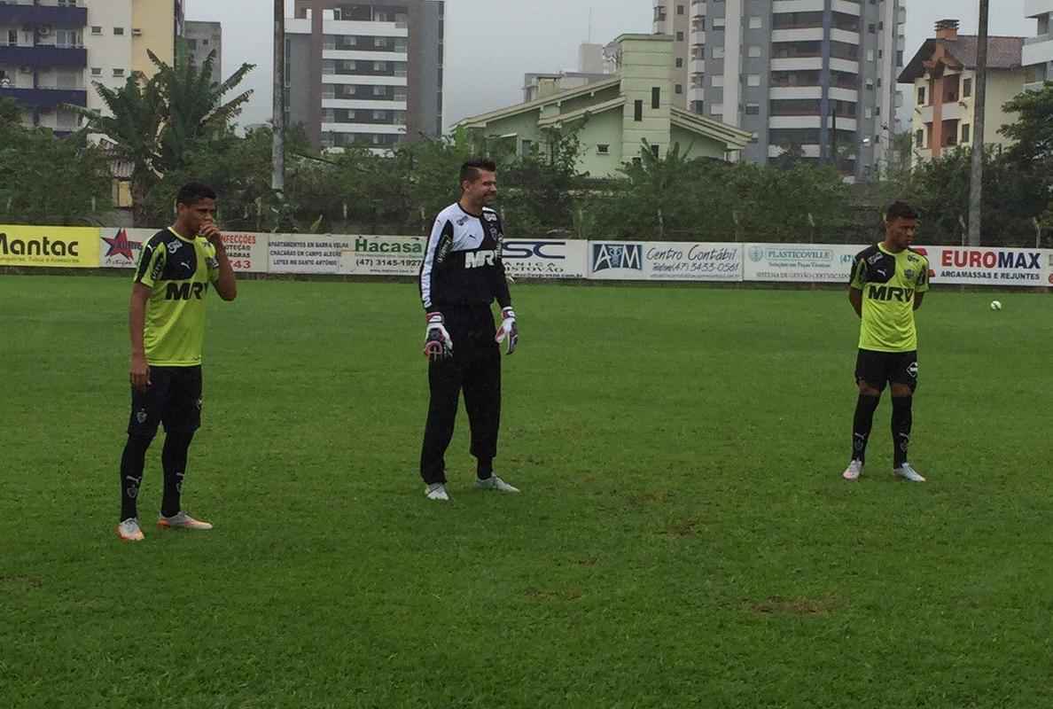 Jogadores do Atltico treinam debaixo de chuva fina em Joinville, Santa Catarina