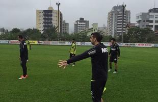 Jogadores do Atltico treinam debaixo de chuva fina em Joinville, Santa Catarina