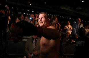 Imagens da vitria de Josh Barnett sobre Roy Nelson na luta principal da noite
