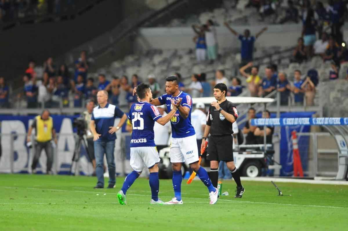 Cruzeiro venceu o Coritiba por 2 a 0 e fez a festa da torcida no Mineiro