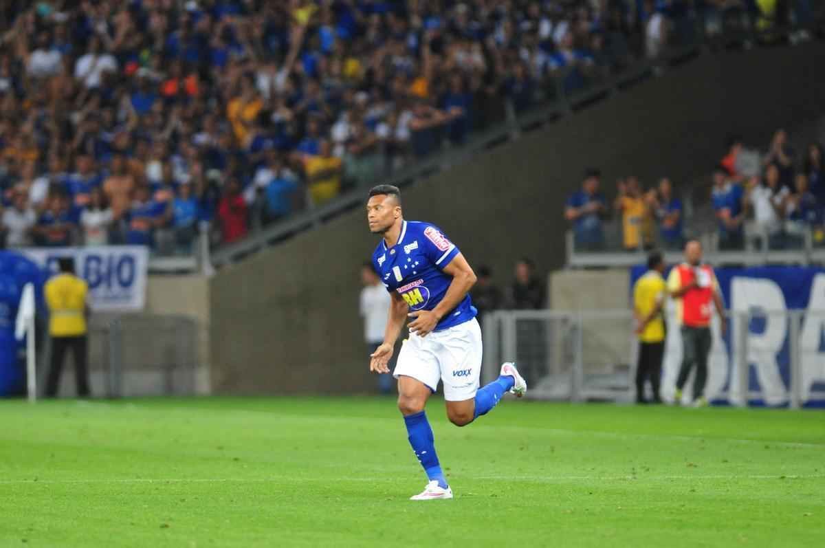 Cruzeiro venceu o Coritiba por 2 a 0 e fez a festa da torcida no Mineiro