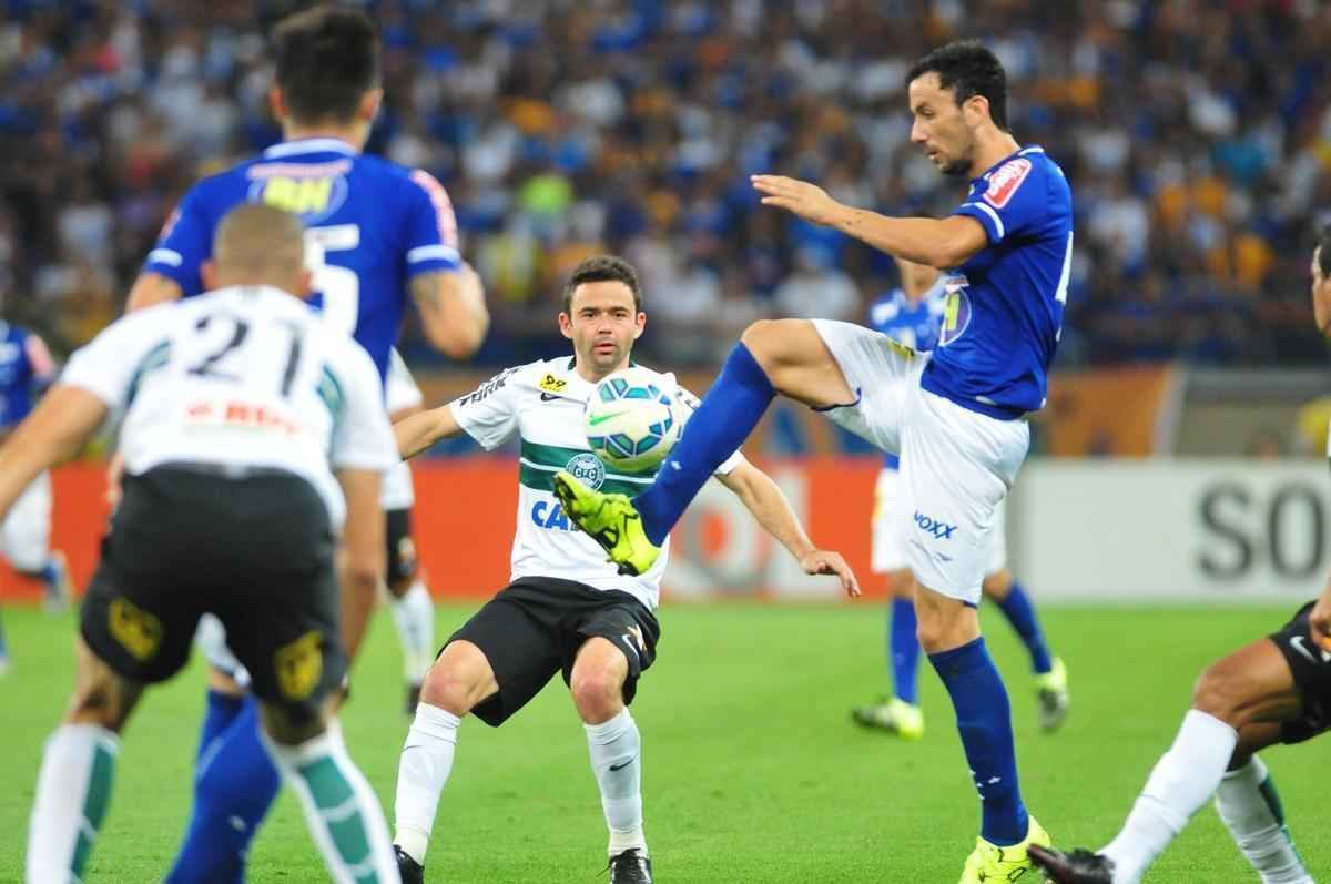 Cruzeiro venceu o Coritiba por 2 a 0 e fez a festa da torcida no Mineiro