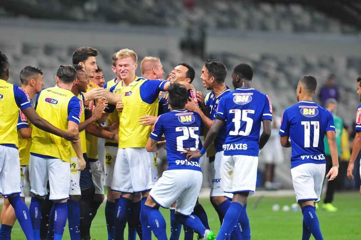 Cruzeiro venceu o Coritiba por 2 a 0 e fez a festa da torcida no Mineiro