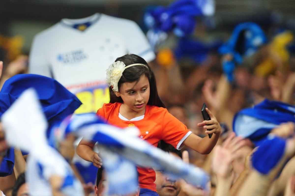 Cruzeiro venceu o Coritiba por 2 a 0 e fez a festa da torcida no Mineiro