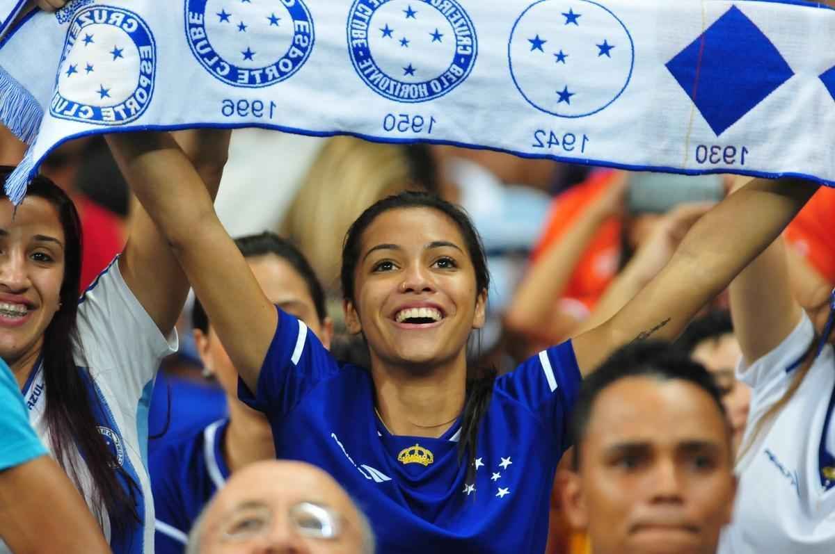 Cruzeiro venceu o Coritiba por 2 a 0 e fez a festa da torcida no Mineiro