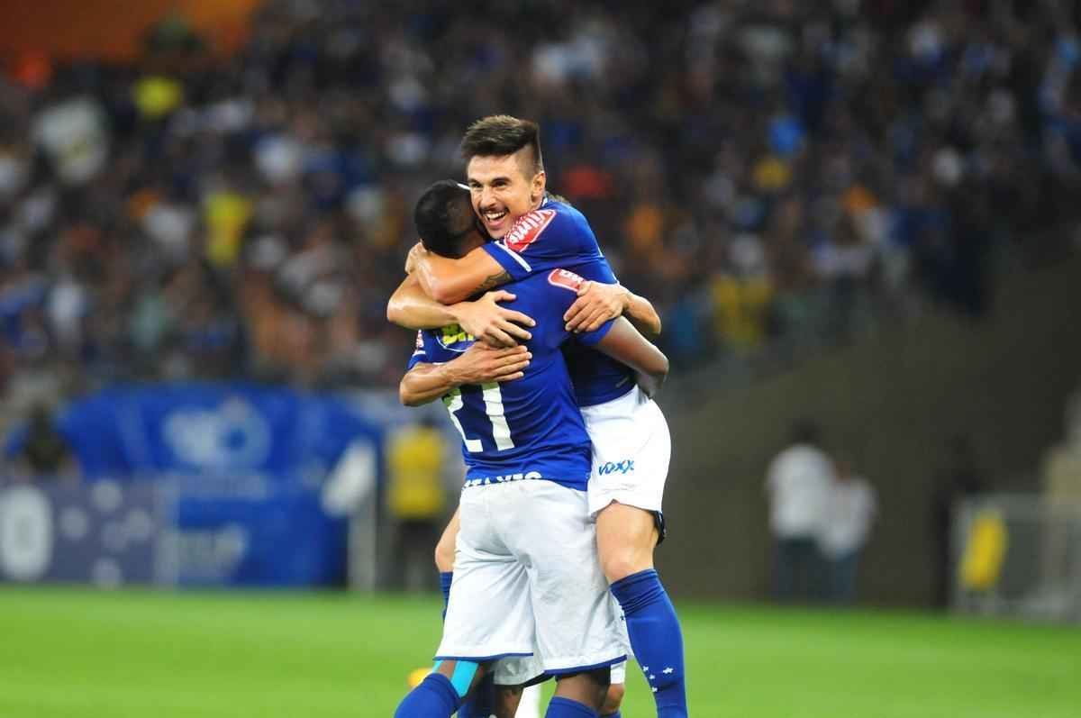 Cruzeiro venceu o Coritiba por 2 a 0 e fez a festa da torcida no Mineiro