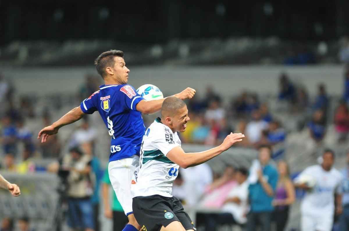 Cruzeiro venceu o Coritiba por 2 a 0 e fez a festa da torcida no Mineiro