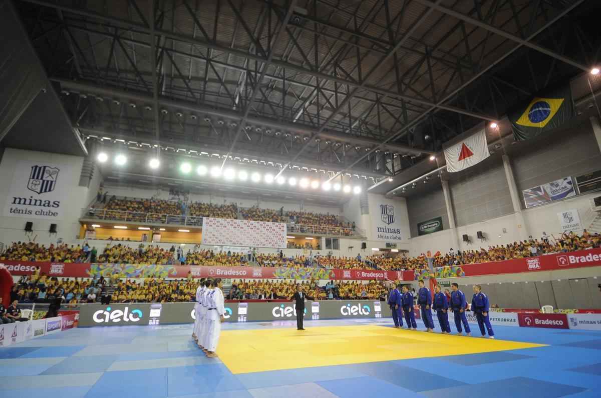 Torcedores e estudantes encheram a Arena do Minas na vitria do Brasil por 4 a 2 no desafio de jud