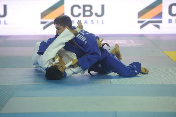 Eric Takabatake (60 kg) foi derrotado, por ippon, pelo judoca Philip Graf. Brbara Timo no deu chances para Jenny Werner e venceu com um wazari e um yuko.