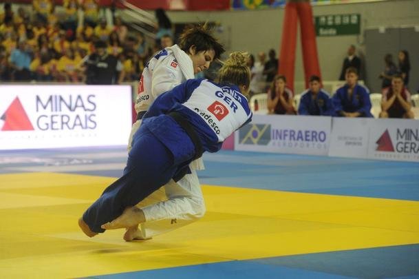 Brbara Timo no deu chances para Jenny Werner e venceu com um wazari e um yuko.