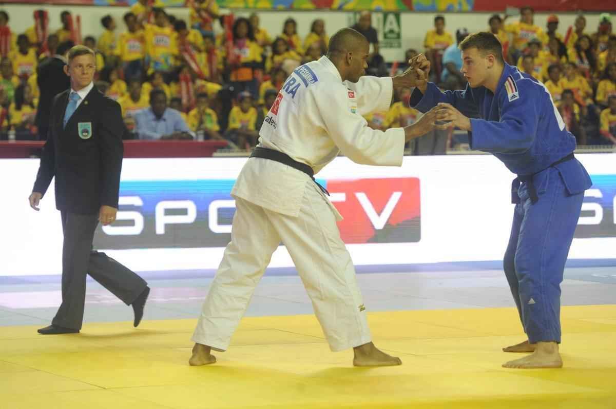 O quarto combate foi do minas-tenista Hugo Pessanha (-100 kg). O judoca, que em 2014 passou por uma cirurgia no joelho, venceu o campeo alemo Jnior, Daniel Herbst, com um ippon, aplicado em 50 segundos de luta. O brasileiro comemorou a volta por cima e disse que est pronto para representar o Brasil em seu prximo desafio, o Grand Slam de Paris, em outubro. %u201CFoi apenas a primeira luta aps a minha cirurgia, mas j serviu para me mostrar que estou bem e que posso voltar a defender o Brasil. Treinei muito para este desafio e estou treinando forte para o Grand Slam, tenho certeza que farei uma boa competio e vou representar muito bem o nosso Pas%u201D, destacou Pessanha.
