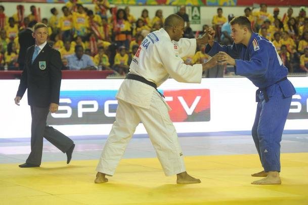 O quarto combate foi do minas-tenista Hugo Pessanha (-100 kg). O judoca, que em 2014 passou por uma cirurgia no joelho, venceu o campeo alemo Jnior, Daniel Herbst, com um ippon, aplicado em 50 segundos de luta. O brasileiro comemorou a volta por cima e disse que est pronto para representar o Brasil em seu prximo desafio, o Grand Slam de Paris, em outubro. %u201CFoi apenas a primeira luta aps a minha cirurgia, mas j serviu para me mostrar que estou bem e que posso voltar a defender o Brasil. Treinei muito para este desafio e estou treinando forte para o Grand Slam, tenho certeza que farei uma boa competio e vou representar muito bem o nosso Pas%u201D, destacou Pessanha.