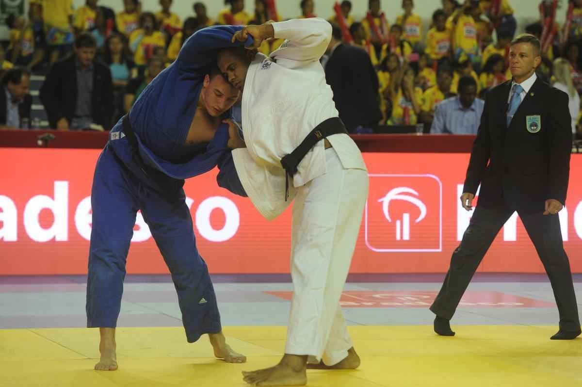 O quarto combate foi do minas-tenista Hugo Pessanha (-100 kg). O judoca, que em 2014 passou por uma cirurgia no joelho, venceu o campeo alemo Jnior, Daniel Herbst, com um ippon, aplicado em 50 segundos de luta. O brasileiro comemorou a volta por cima e disse que est pronto para representar o Brasil em seu prximo desafio, o Grand Slam de Paris, em outubro. %u201CFoi apenas a primeira luta aps a minha cirurgia, mas j serviu para me mostrar que estou bem e que posso voltar a defender o Brasil. Treinei muito para este desafio e estou treinando forte para o Grand Slam, tenho certeza que farei uma boa competio e vou representar muito bem o nosso Pas%u201D, destacou Pessanha.